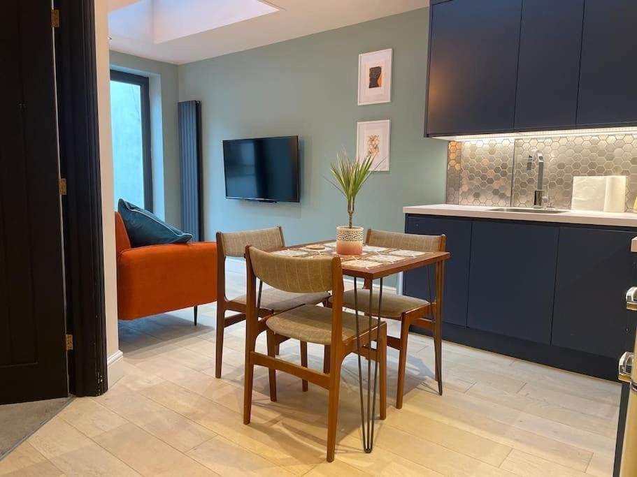 Pillow Menu! 1 Bed Garden Flat Finsbury Park London