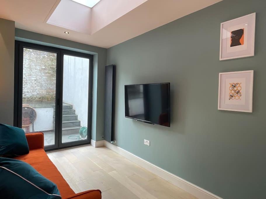 Apartment Pillow Menu! 1 Bed Garden Flat Finsbury Park *